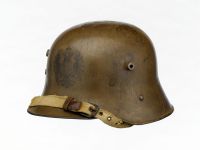 Stahlhelm M 17 Sturmtruppe Kompanieführer von vorne mit Abzeichen der Sturmtruppen